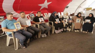 Annelerinin evlat nöbeti kavurucu sıcaklara rağmen devam ediyor