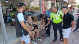 Annesinin elini bırakıp yola fırlayan küçük çocuğa motosiklet çarptı