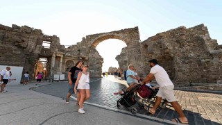 Antalya tüm zamanların günlük turist rekorunu kırdı