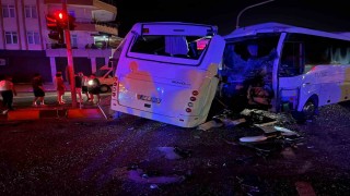 Antalyada 3 midibüs birbirine girdi, ortalık savaş alanına döndü: 6 yaralı