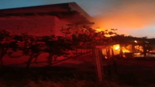 Antalyada alev alev yanan ev kullanılamaz hale geldi