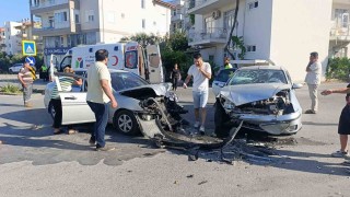 Antalyada kavşakta otomobiller çarpıştı: 3 yaralı
