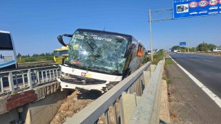 Antalyada kaza yapan tur otobüsü, köprüden düşmek üzereyken durabildi
