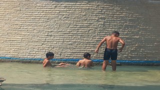 Antalyada sıcaklık artışı devam ediyor, vatandaşlar sahile akın etti