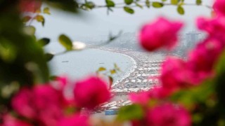 Antalyada sıcaktan bunalanlar sahile akın etti