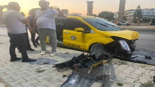 Antalyada ticari taksi ile otomobil çarpıştı: 5i turist 7 yaralı