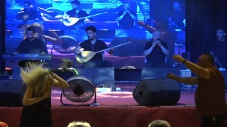 Antalyadaki festivalde sahnede ilginç an: Dron sanatçının kafasına çarptı