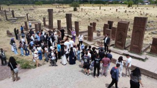 Antalyalı öğrenciler tarihi ilçe Ahlatı gezdi