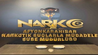 Aracın kapı döşemesinin arkasından 1 kilo 126 gram uyuşturucu çıktı
