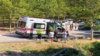 Aracını park etmek isterken 7 metrelik kanala düştü