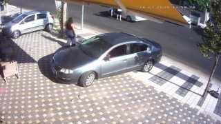 Araçta bırakılan çocuk, el frenini indirdi