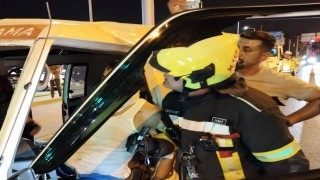 Araçta sıkışan sürücüyü itfaiye kurtardı