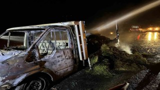 Arguvanda yonca yüklü kamyonet alev alev yandı