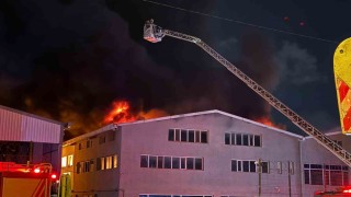 Arnavutköy Bolluca Mahallesinde fabrikada patlama sonucunda yangın çıktı, çok sayıda itfaiye ekibi bölgeye sevk edildi