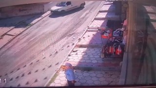 Arnavutköyde freni boşalan teknik servis aracından personel kendini attı