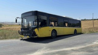 Arnavutköyde İETT otobüsü ile otomobil kafa kafaya çarpıştı: 1 ölü
