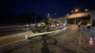 Arnavutköyde otomobil direğe çarptı: 2 yaralı