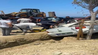 Arsuzda orta refüje devrilen otomobilin sürücüsü yaralandı