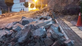 Artvinde fırtına çatıları uçurdu