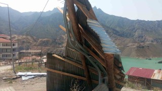 Artvinde fırtına ve sağanak yağış tahribata yol açtı