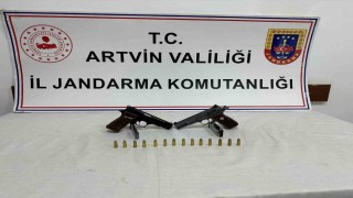 Artvinde silah sesleri üzerine yapılan kontrolde ruhsatsız tabanca ele geçirildi