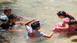 Aşırı sıcakların yaşandığı bugünlerde serinlemek isteyenler Girlevik Şelalesine akın ediyor