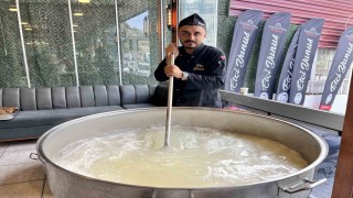 Asırlardır süren geleneği devam ettiren esnaf 5 bin kişiye aşure dağıttı