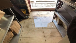 ASKİ boru patlağını onardığı sırada taşan su elektronik mağazasını bastı