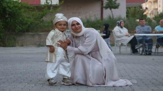 Asrın felaketinin simgesi olan bebeklerden Umuta buruk sünnet düğünü