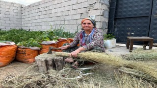 Ata mirasını yaşatıyor: Ot süpürgesi geleneğini sürdürüyor