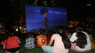 Ataşehirin parklarında çocuklar için sinema keyfi başlıyor