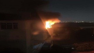 Avcılar Firuzköyde panik anları: Sıcağa dayanamayan buzdolabı alev alev yandı