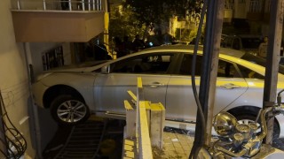 Avcılarda fren yerine gaza basan kadın sürücü binaya çarptı