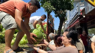 Aydında karpuz hayrına vatandaşlar yoğun ilgi gösterdi