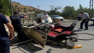 Aydınlatma direğine çarpan Tofaş ikiye bölündü: 1 yaralı