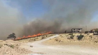 Ayvacıkta başlayan yangın yerleşim yerlerini tehdit ediyor