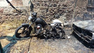 Ayvacıkta park halindeki otomobil ile motosiklet yandı