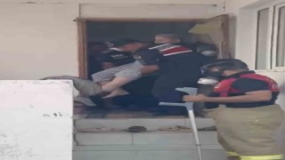 Ayvacıktaki yangında itfaiye ve jandarma ekipleri, yürüyemeyen yaşlı kadını kurtardı