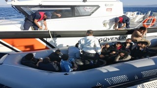 Ayvalık açıklarında 16 düzensiz göçmen yakalandı