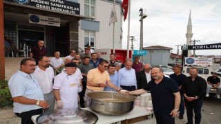 Bafra Madeni Sanatkarlar Odası 2 bin kişiye aşure dağıttı