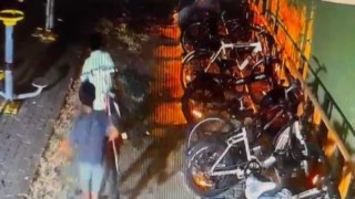 Bahçedeki 4 bisikleti saniyeler içinde çaldılar