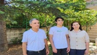 Bahçeşehir Koleji İzmir 50. Yıl Kampüsü öğrencisi Mehmet Sarak, YKS İngilizce birincisi oldu