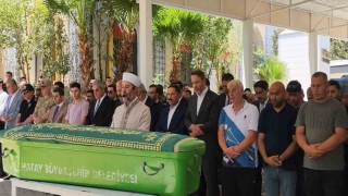 Bakan Bayraktar teyzesini son yolculuğuna uğurladı