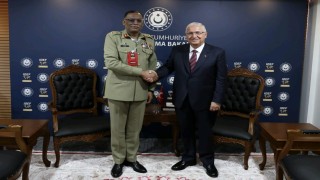 Bakan Güler, IDEFte Vietnam ve Pakistanlı yetkilileri kabul etti