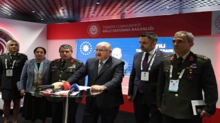 Bakan Gülerden, IDEFte kurulan ‘2025 Aile Yılı standına ziyaret