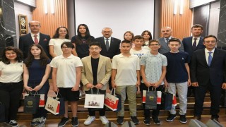 Balıkesir Valisi Ustaoğlu, LGS şampiyonları ödüllendirildi