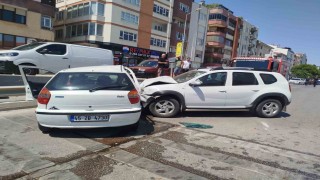Balıkesirde karşı şeride geçen araç otomobille çarpıştı: 1 yaralı