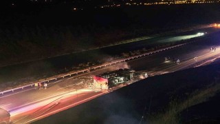 Balıkesirde otoyolda tır yandı, yangın ormanlık alana sıçradı