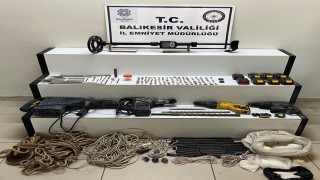 Balıkesirde tarihi eser ve patlayıcı madde ele geçirildi