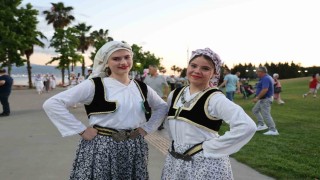 Balkan halk dansları İzmit sokaklarını şölene çevirdi